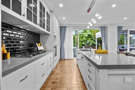 Photo of property in 4b Hilton Close, Fairview Heights, Auckland, 0632