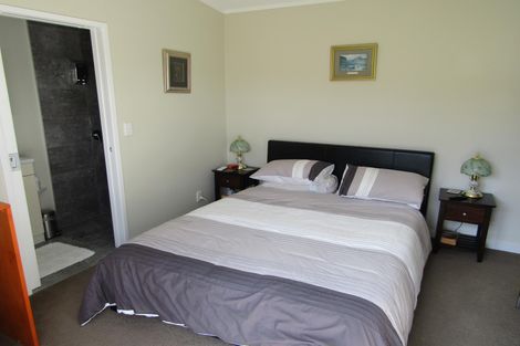 Photo of property in Apple Bnb, 3 Kaipatiki Rise, Haruru, 0204