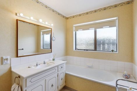 Photo of property in 50b Rewarewa Crescent, Waikanae, 5036