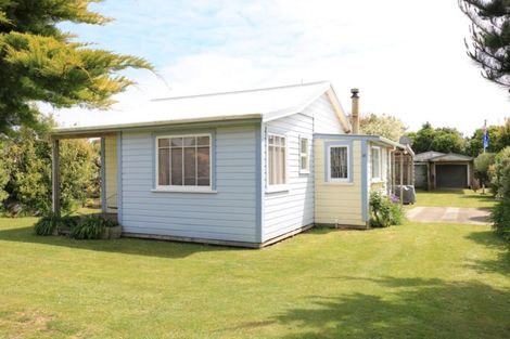 Photo of property in 16 Punga Street, Tangimoana, 4822