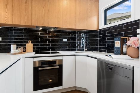 Photo of property in 2/19 Trias Road, Totara Vale, Auckland, 0629