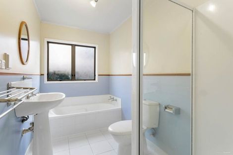 Photo of property in 2/72 Onewa Road, Northcote Point, Auckland, 0627