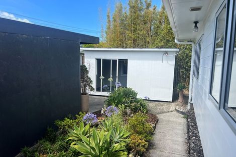 Photo of property in 9 Bishop Street, Green Bay, Auckland, 0604