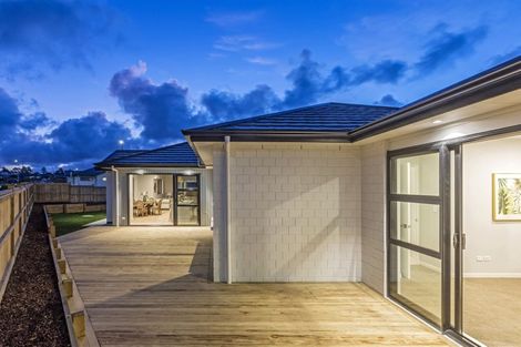 Photo of property in 22 Vinistra Road, Kumeu, 0810
