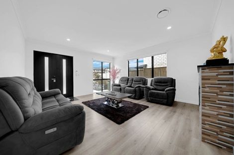 Photo of property in 2a Ballyalton Crescent, Flat Bush, Auckland, 2019