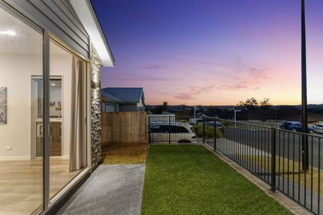 Photo of property in 10 Barrique Road, Kumeu, 0810