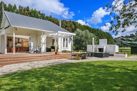 Photo of property in 62 Boord Crescent, Kumeu, 0891