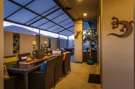 Photo of property in 124 Johnstone Drive, Fitzherbert, Palmerston North, 4410