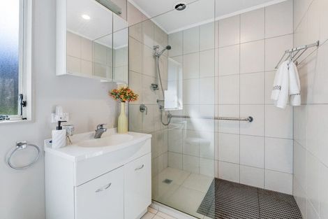 Photo of property in 2/45 Unsworth Drive, Unsworth Heights, Auckland, 0632