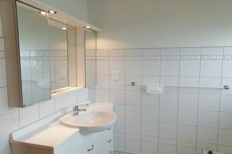 Photo of property in 1/11 Strabo Place, Windsor Park, Auckland, 0632