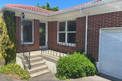 Photo of property in 2/8 Evelyn Place, Hillcrest, Auckland, 0627