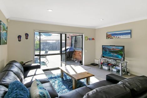Photo of property in 21 Bellshill Close, Wattle Downs, Auckland, 2103