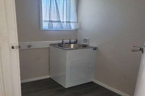 Photo of property in 15 Craigbank Avenue, New Lynn, Auckland, 0600