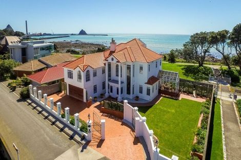 Photo of property in 1 Kawaroa Lane, New Plymouth, 4310