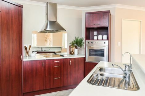 Photo of property in 90 Farnborough Drive, Grandview Heights, Hamilton, 3200