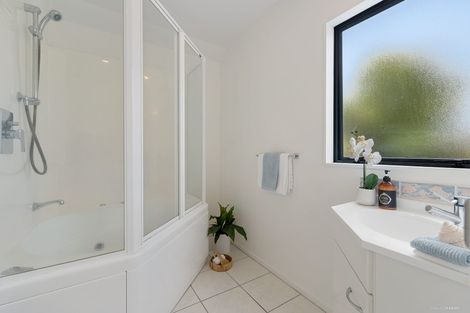 Photo of property in 15a Tallington Crescent, Torbay, Auckland, 0630