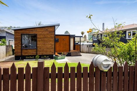 Photo of property in 30 Pioneer Road, Moturoa, New Plymouth, 4310