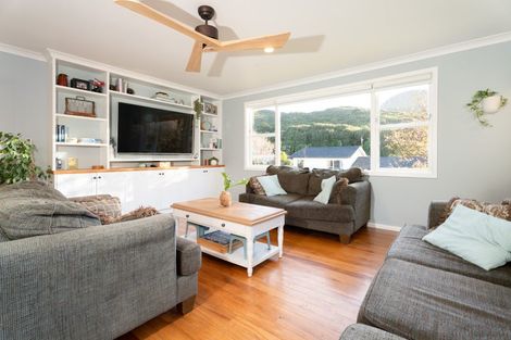 Photo of property in 2 Fitzwilliam Terrace, Tawa, Wellington, 5028