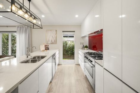 Photo of property in 16 Twin Parks Rise, Papakura, 2110