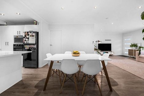 Photo of property in 2/3 Diosma Place, Botany Downs, Auckland, 2010