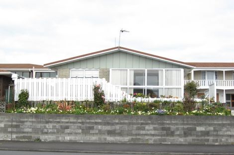 Photo of property in 2/498 Devon Street East, Strandon, New Plymouth, 4312