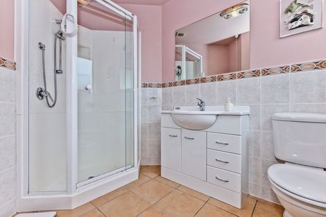 Photo of property in 37 Lorikeet Place, Unsworth Heights, Auckland, 0632