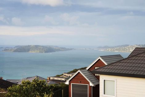 Photo of property in 75a Dress Circle, Newlands, Wellington, 6037