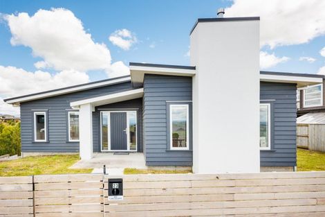 Photo of property in 23 Vaucluse Heights, Fitzherbert, Palmerston North, 4410