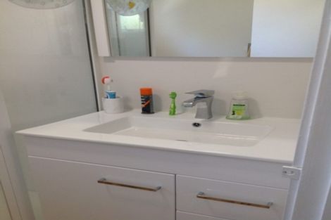 Photo of property in 2/247 Wairau Road, Totara Vale, Auckland, 0627