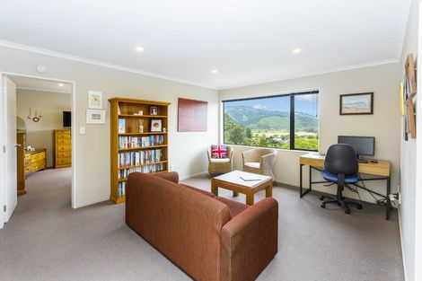 Photo of property in 12 Sylvan Way, Silverstream, Upper Hutt, 5019