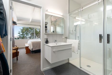 Photo of property in 15 Rangitane Street, Maupuia, Wellington, 6022