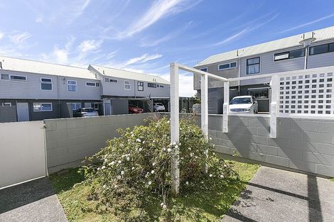 Photo of property in Lynbrae Court Flats, 17/4 Dr Taylor Terrace, Johnsonville, Wellington, 6037