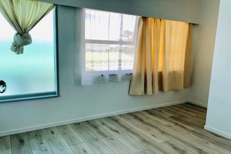 Photo of property in 10 Holdaway Avenue, Northcote, Auckland, 0627