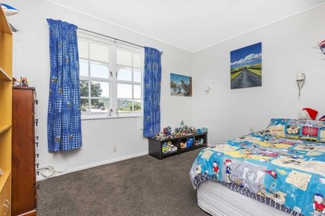 Photo of property in 90 Akaroa Drive, Maupuia, Wellington, 6022