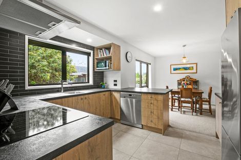 Photo of property in 62 Heta Road, Highlands Park, New Plymouth, 4312