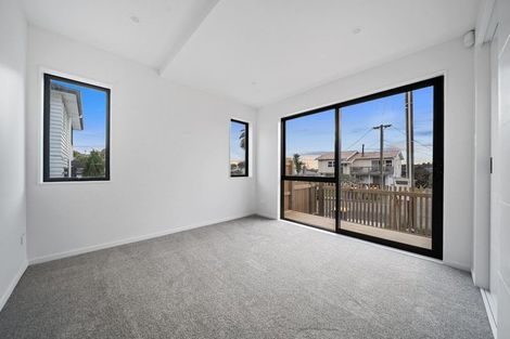 Photo of property in 2/17 Sunnyfield Crescent, Glenfield, Auckland, 0629