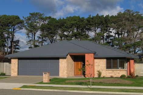 Photo of property in 140 Weggery Drive, Waikanae Beach, Waikanae, 5036