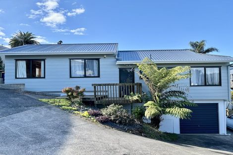 Photo of property in 2/11 Sunhaven Avenue, Glenfield, Auckland, 0629