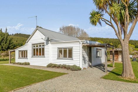 Photo of property in 948 Dipton Mossburn Road, Castle Downs, Dipton, 9791