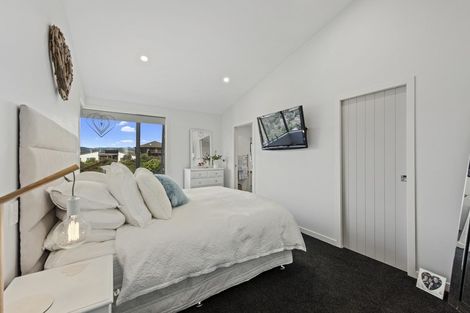 Photo of property in 19 Cosgrove Rise, Riverstone Terraces, Upper Hutt, 5018