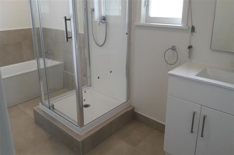 Photo of property in 19 Chivalry Road, Glenfield, Auckland, 0629