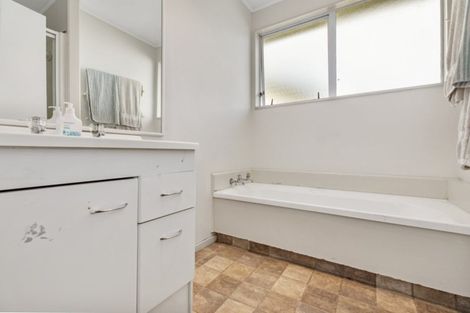 Photo of property in 46 Borich Road, Sunnyvale, Auckland, 0612