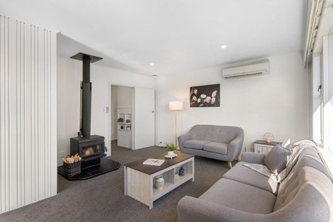 Photo of property in 11 Lomond Street, Newlands, Wellington, 6037