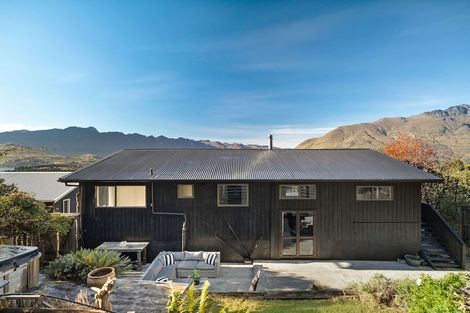 Photo of property in 44 Wynyard Crescent, Fernhill, Queenstown, 9300