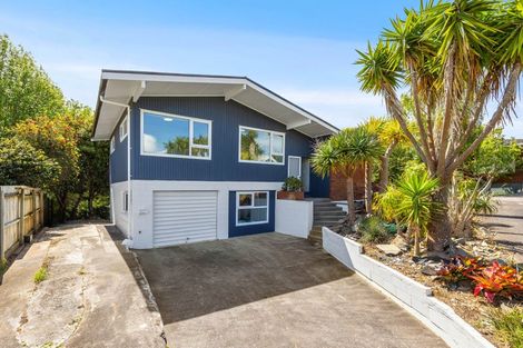 Photo of property in 26 Pickwick Parade, Mellons Bay, Auckland, 2014