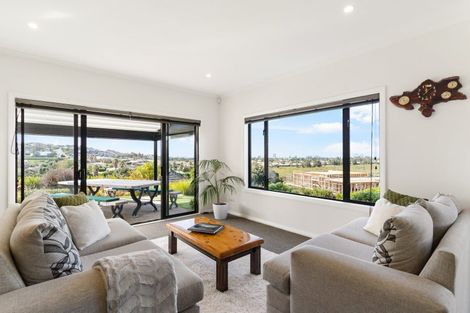 Photo of property in 69 Maka Terrace, Orewa, 0931