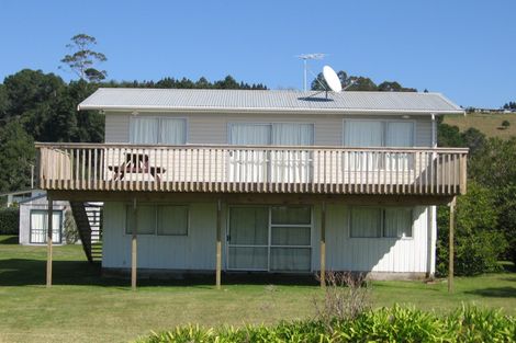 Photo of property in 40 Marine Parade, Cooks Beach, Whitianga, 3591