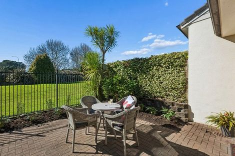 Photo of property in 8/9-13 Fields Parade, Oteha, Auckland, 0632