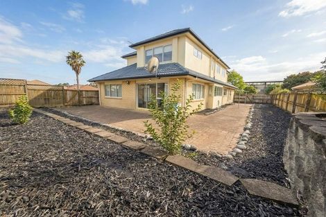 Photo of property in 2 Corta Bella Place, Golflands, Auckland, 2013