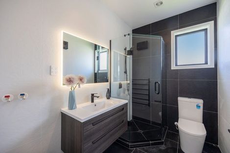 Photo of property in 14 Madden Avenue, Kumeu, 0810